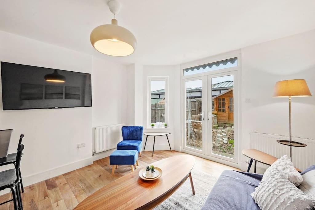 Stunning 2 Bedroom Flat & Garden, Apartment *
