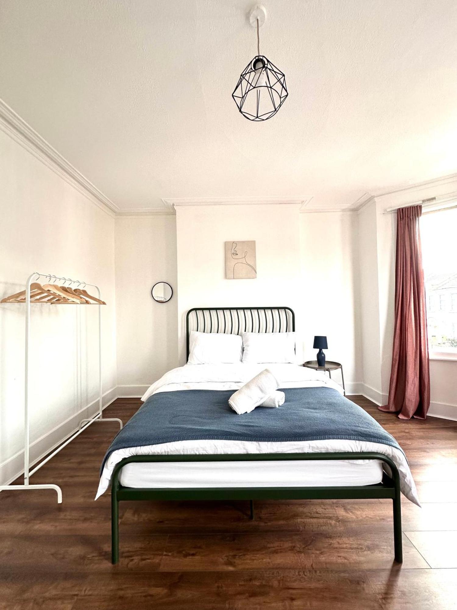 Charming, Renovated In Willesden London