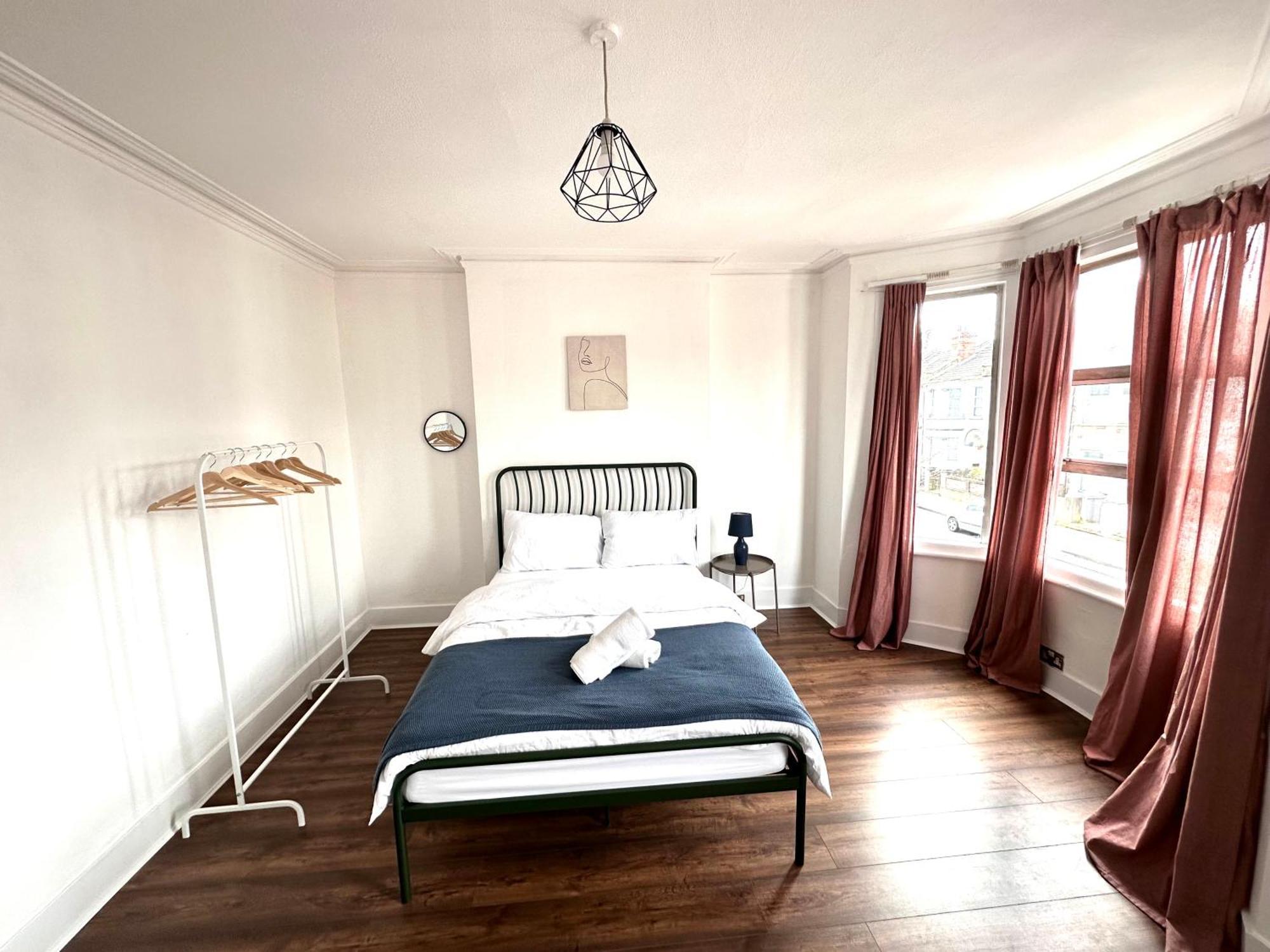 Charming, Renovated In Willesden Holiday home