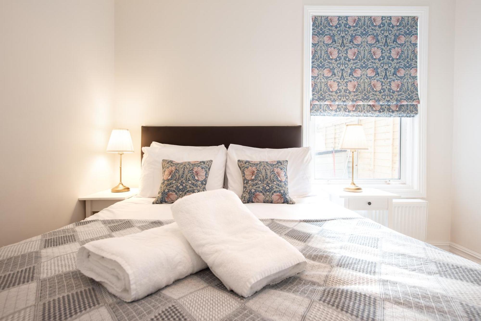 Victorian 2br Apartment, King Beds, Fast Wifi, Near Shops, Cafes & Transport, E17 Apartamento *