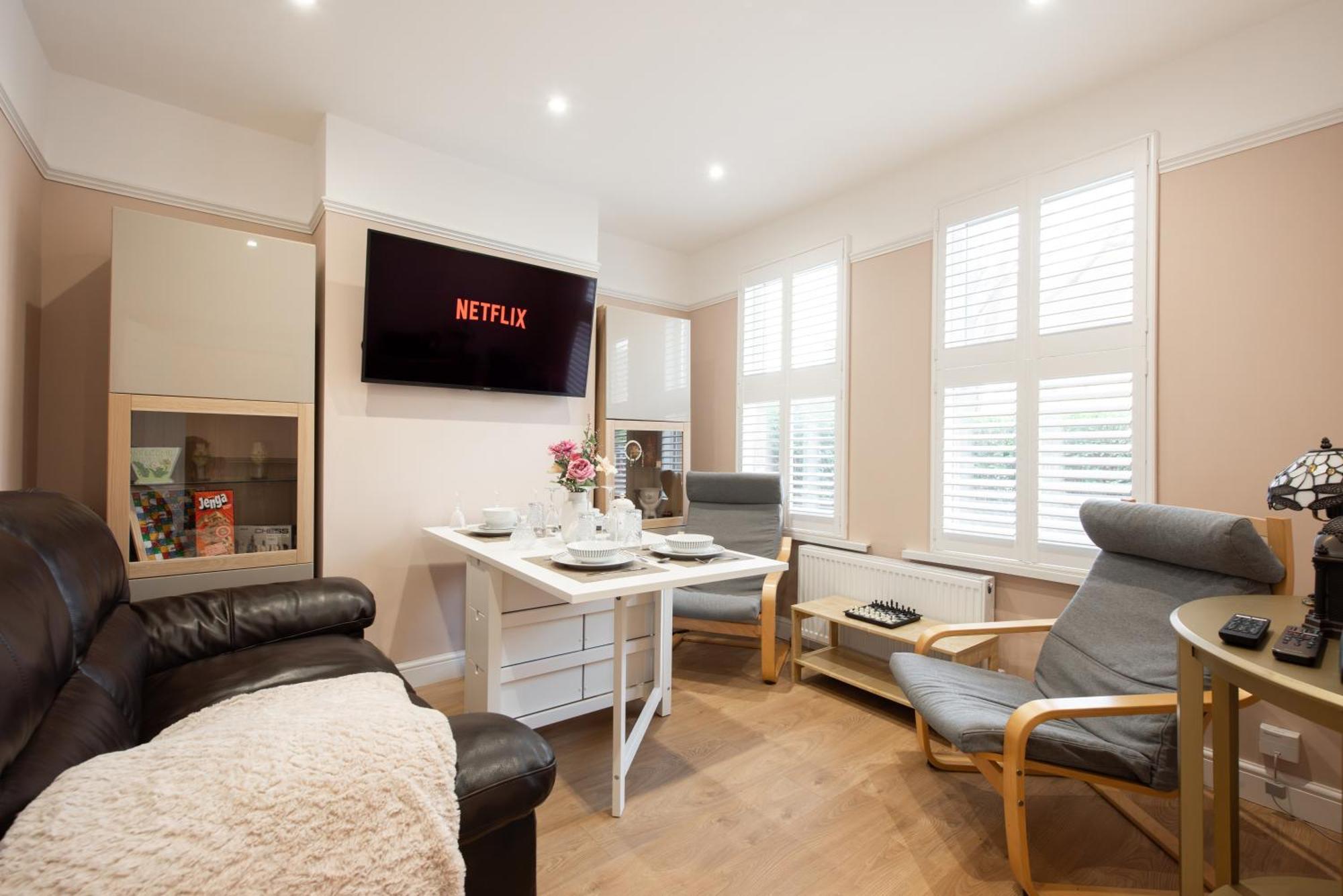 Victorian 2br Apartment, King Beds, Fast Wifi, Near Shops, Cafes & Transport, E17 Londres