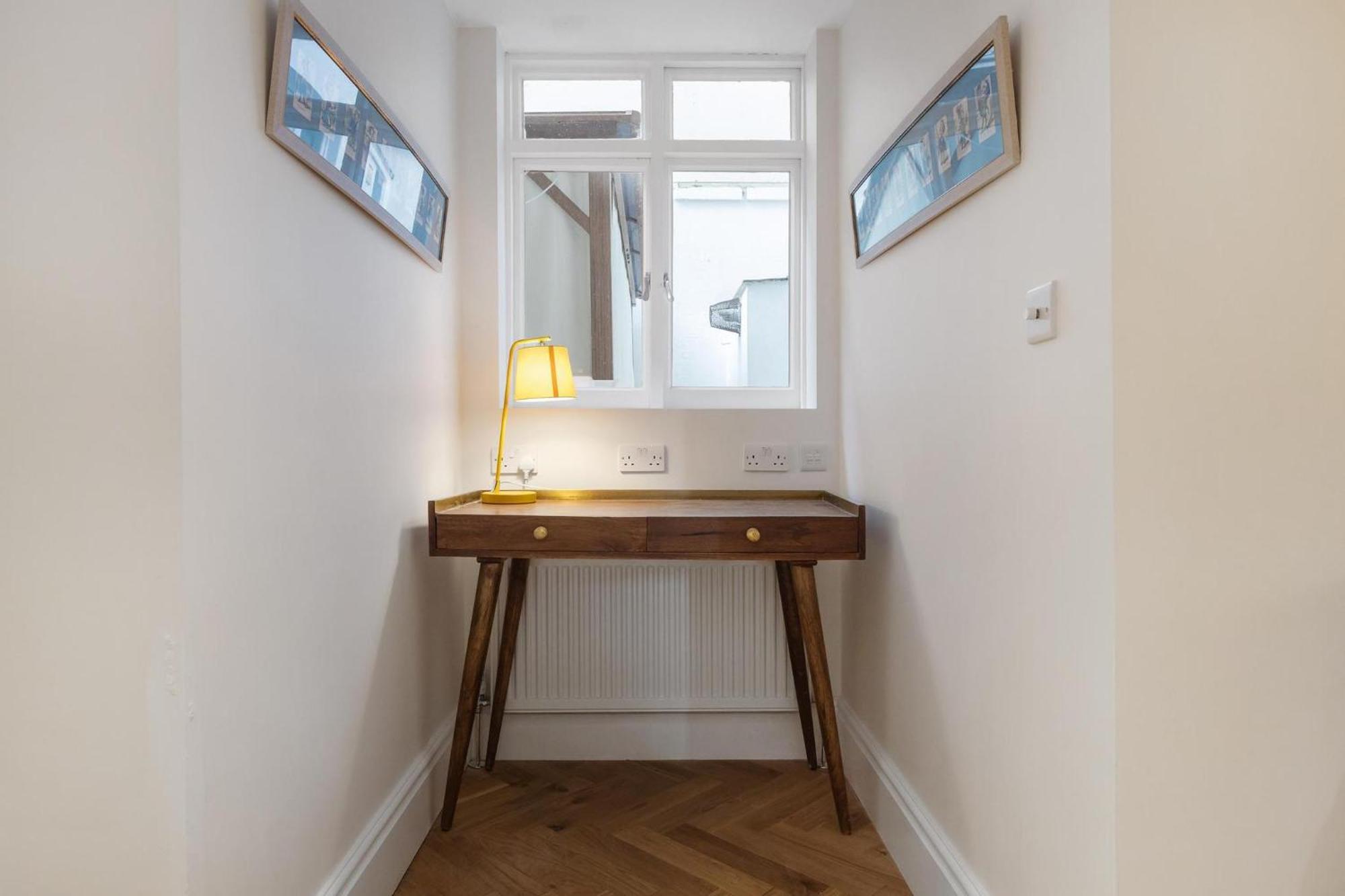 Stylish Kensington Courtyard Apartment London