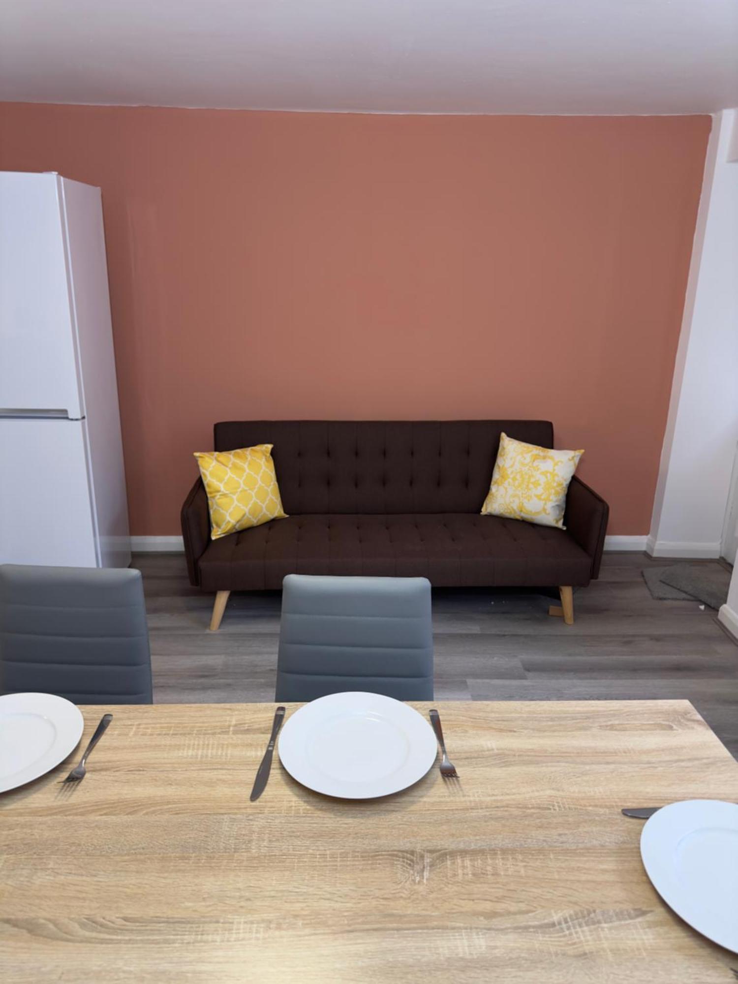 Newly Decorated 5-bed Hackney Townhouse