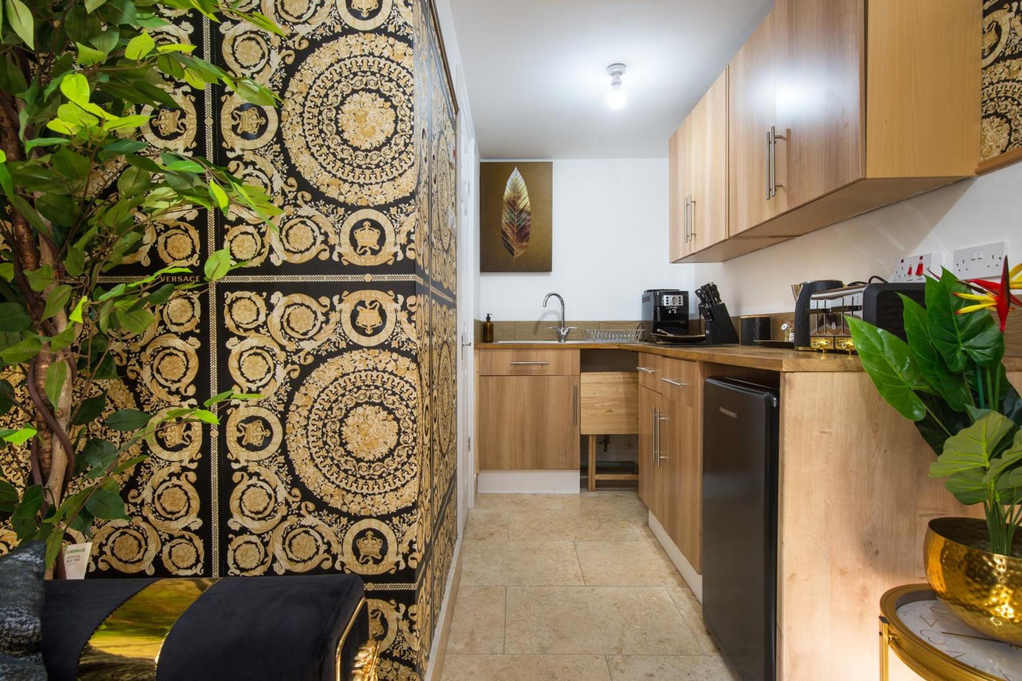 Luxury Versace 1 Bed Hot Tub Pool Table Sky Tv Apartment London