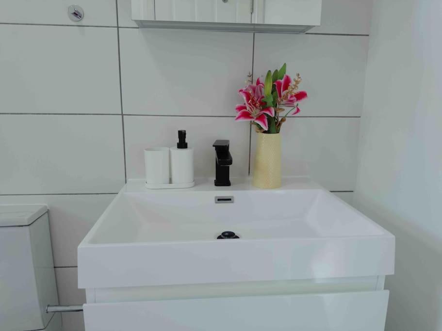 Cosy 1-bed Flat 30min To & Parking Apartment *