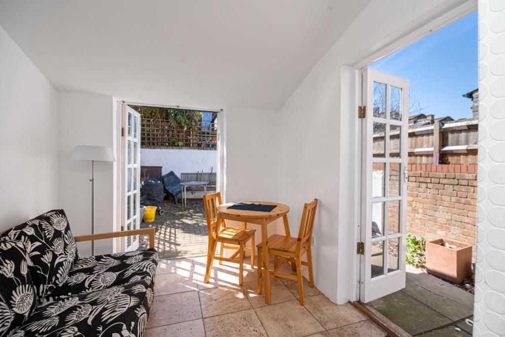 Refurbished Double Bedroom Guest house *