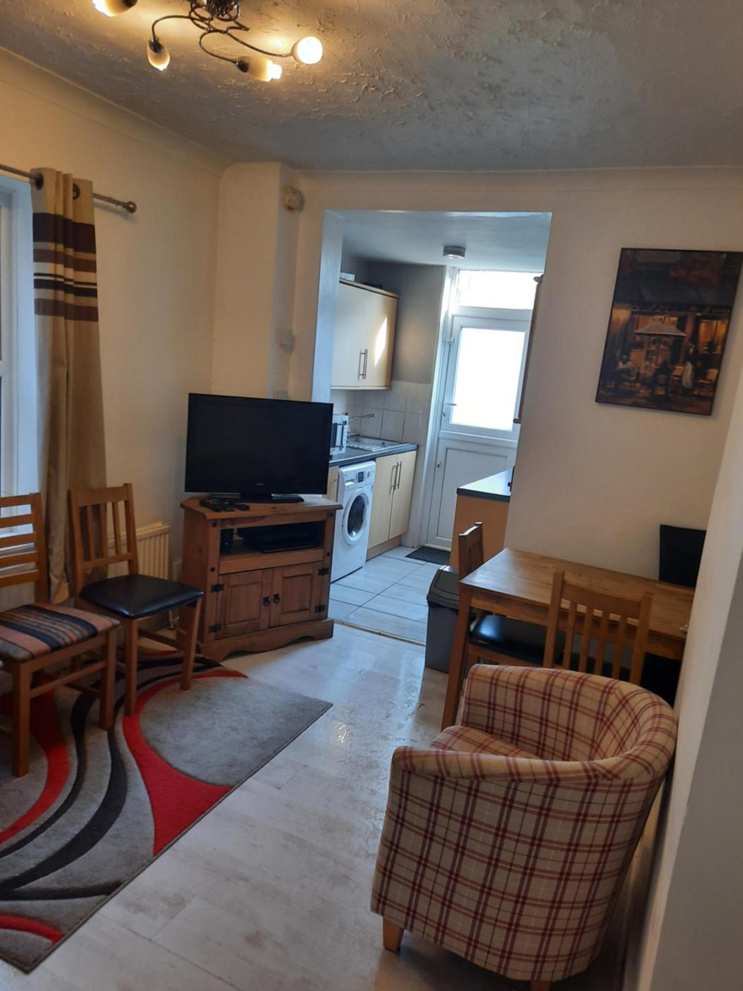 Large 6 Bedroom House - Fortescue Apartment