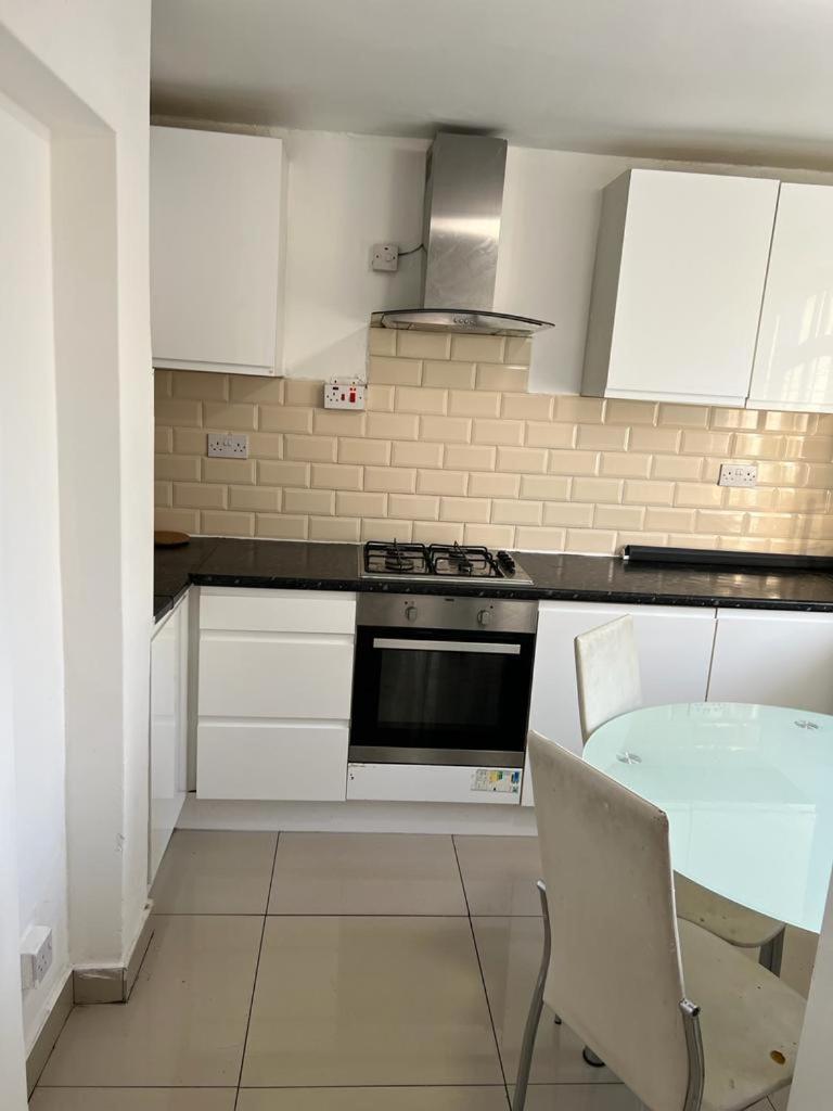 Double Near Canary Wharf 28 * Londres