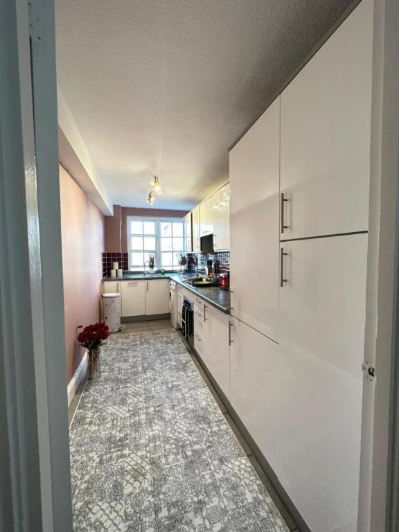 Hyde Park Three Bedroom Apartment *