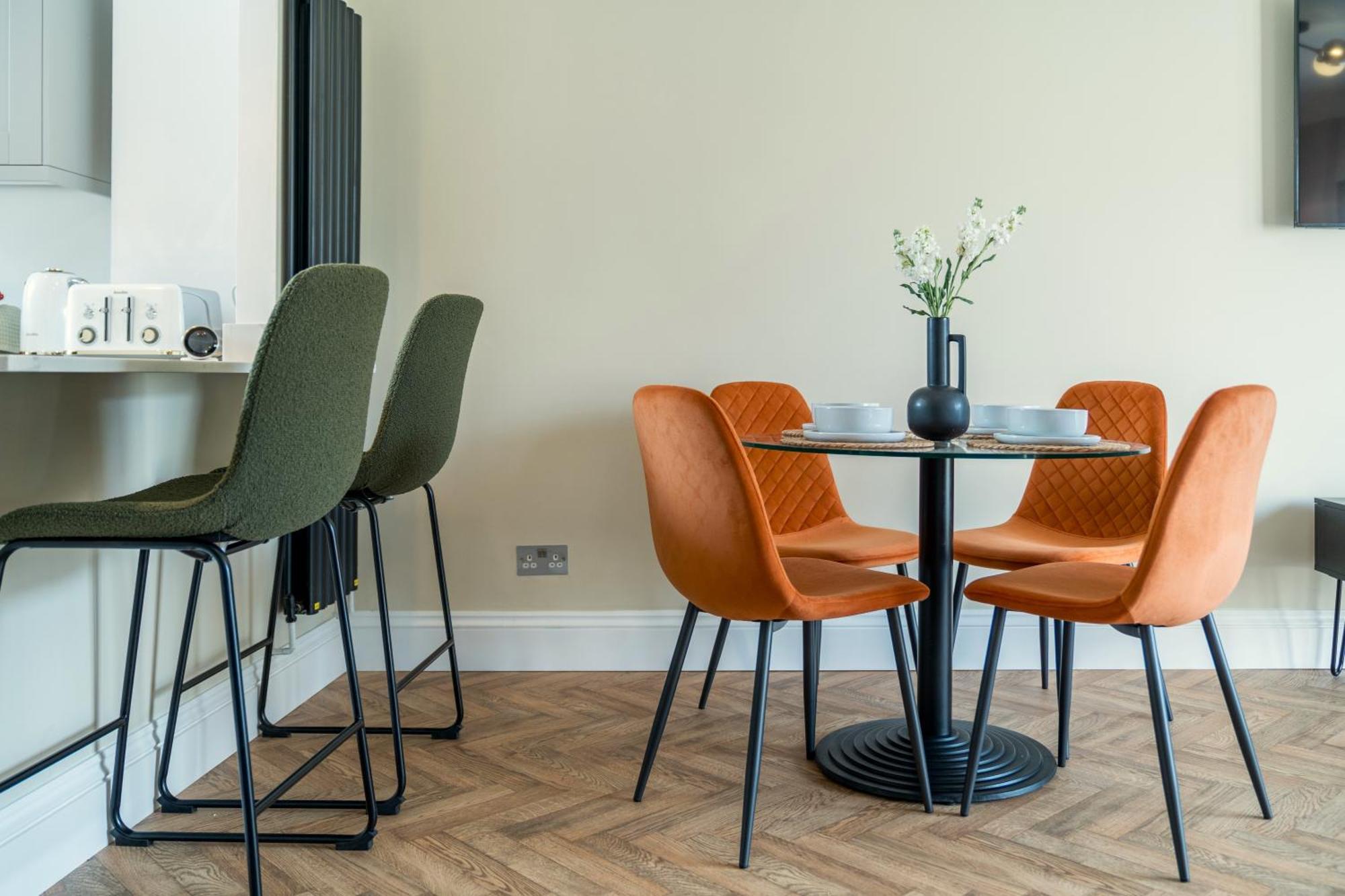 5 Star - Stylish 2 Bed In -excel, Airport Holiday home
