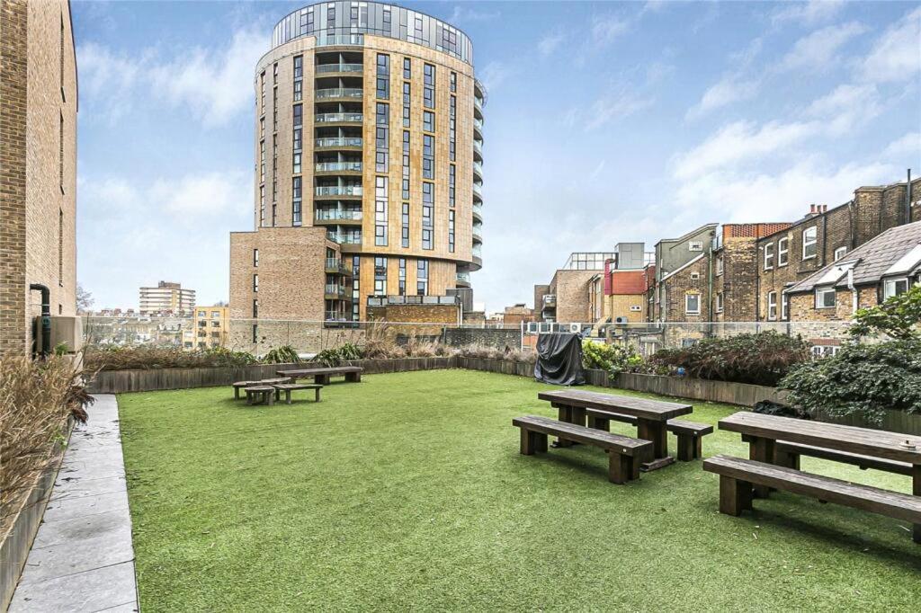 Modern Serviced 3-bedroom Flat In East Apartamento Londres