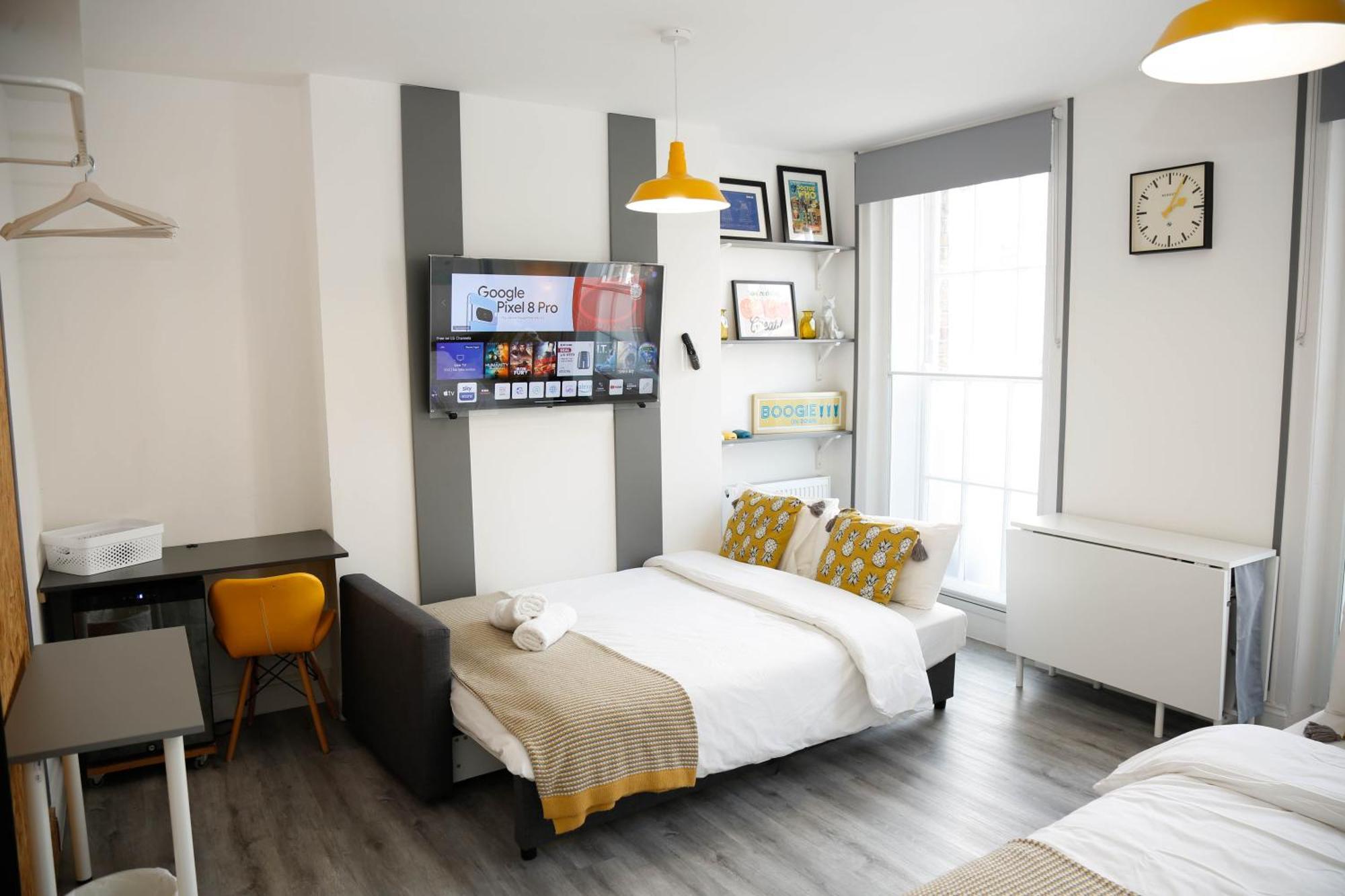 Homestay Luxury In Camden Town Near Shops, Cafes, Bars & Metro With Shared Bathrooms London