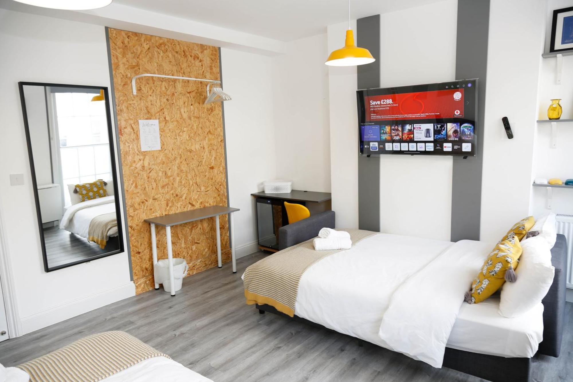 Luxury In Camden Town Near Shops, Cafes, Bars & Metro With Shared Bathrooms Homestay