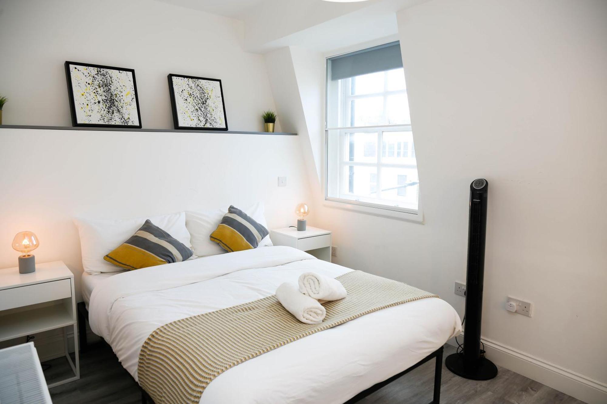 Luxury In Camden Town Near Shops, Cafes, Bars & Metro With Shared Bathrooms Homestay