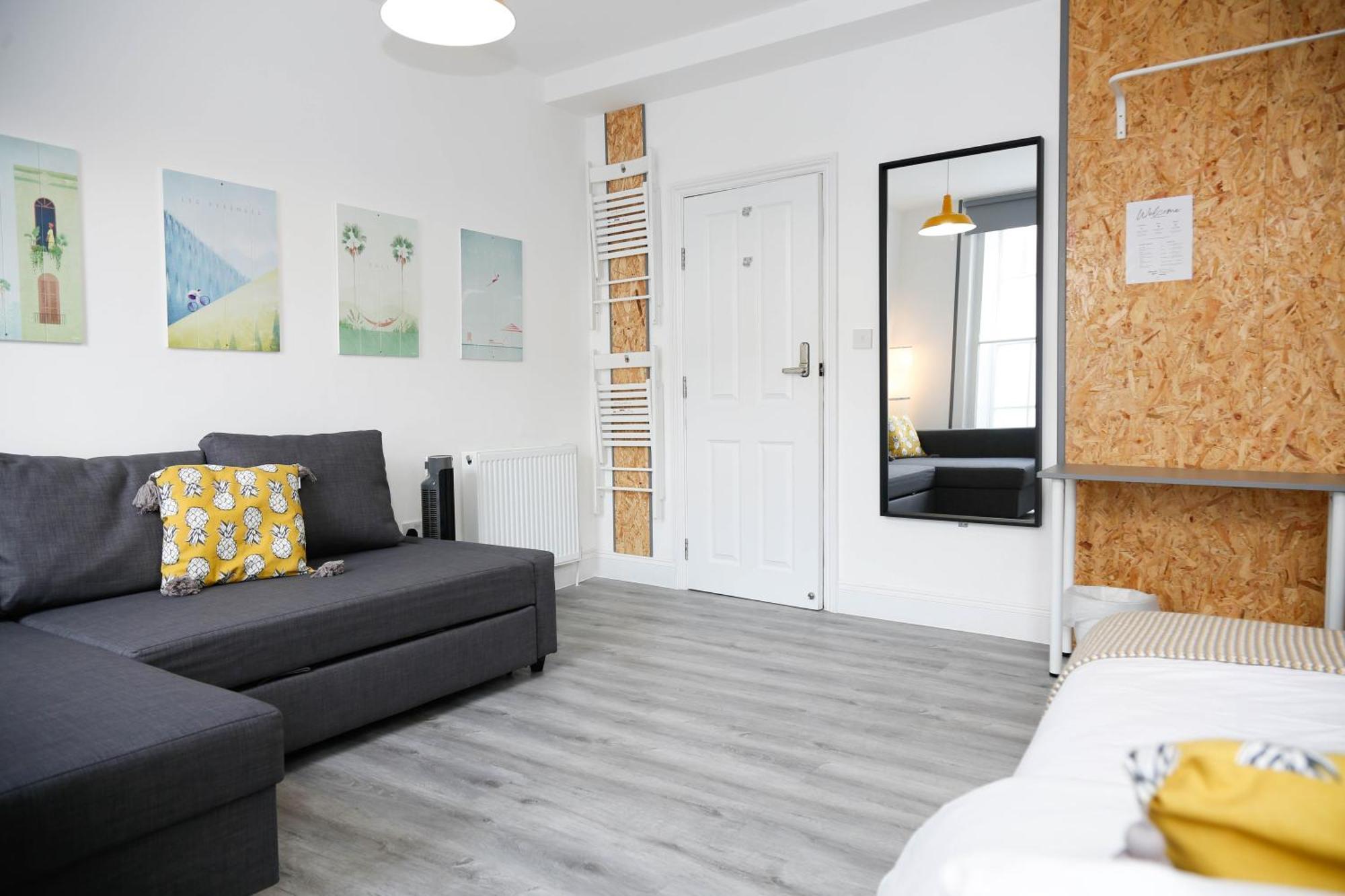 Homestay Luxury In Camden Town Near Shops, Cafes, Bars & Metro With Shared Bathrooms *