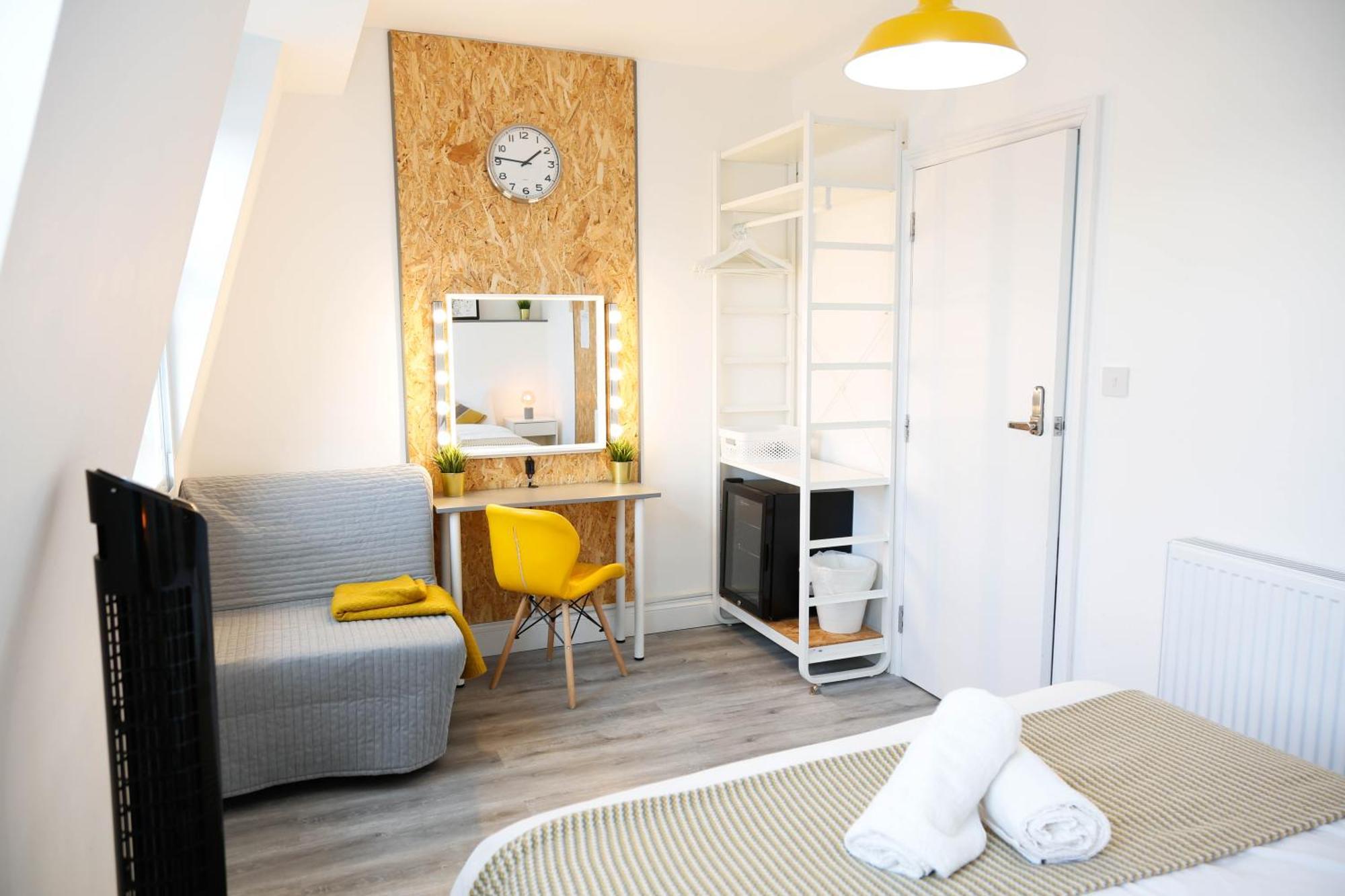 Luxury In Camden Town Near Shops, Cafes, Bars & Metro With Shared Bathrooms Homestay *