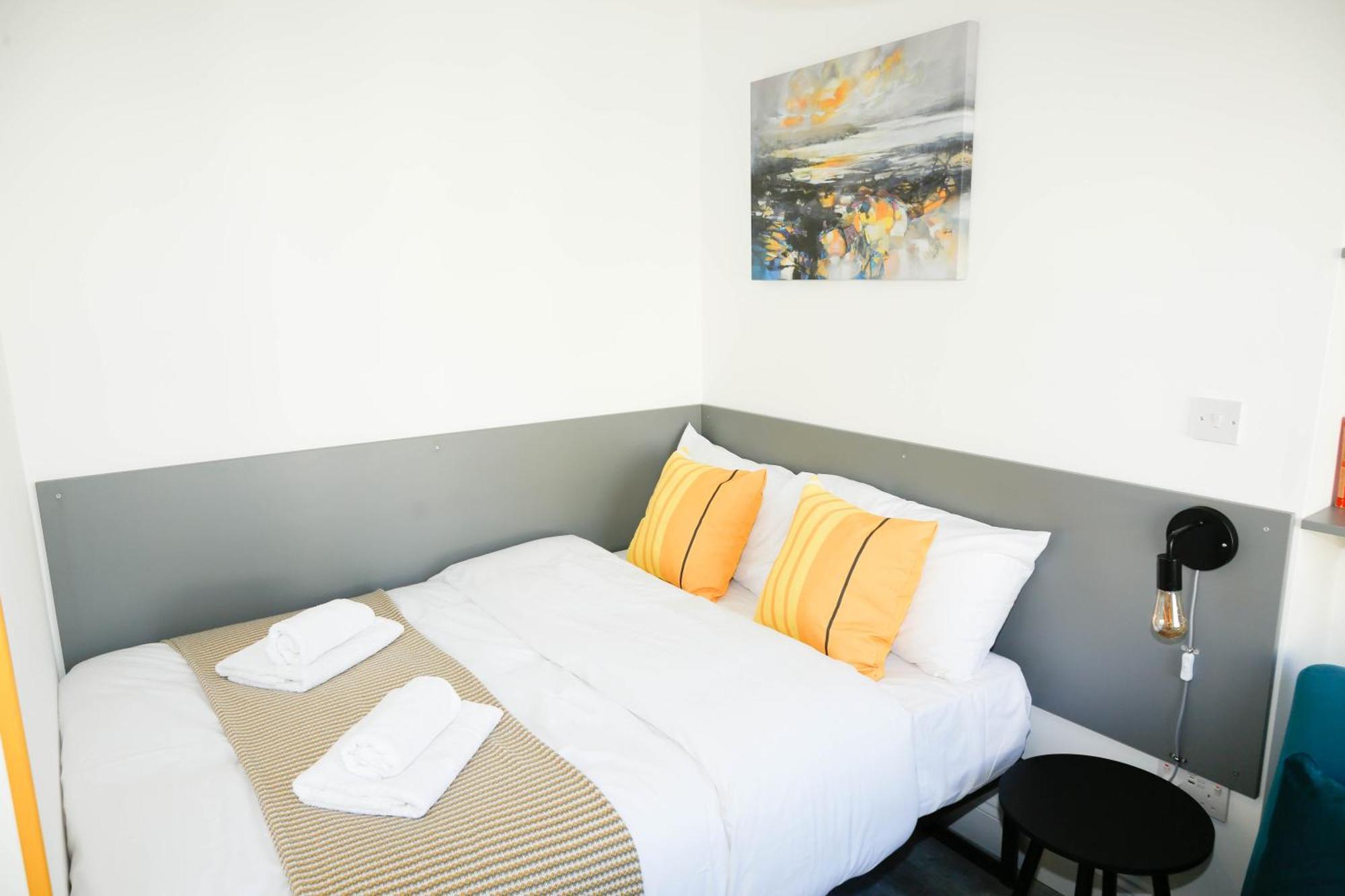 Luxury In Camden Town Near Shops, Cafes, Bars & Metro With Shared Bathrooms *
