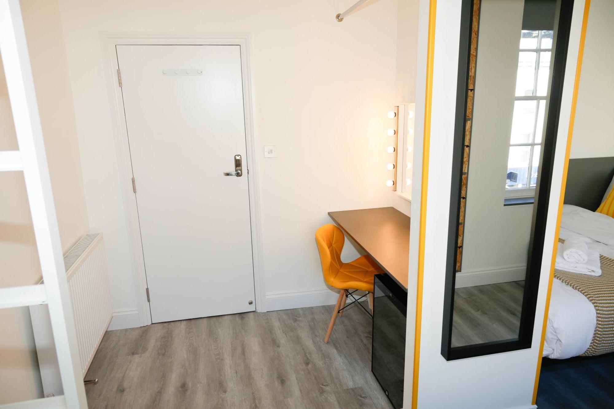 Luxury In Camden Town Near Shops, Cafes, Bars & Metro With Shared Bathrooms Homestay