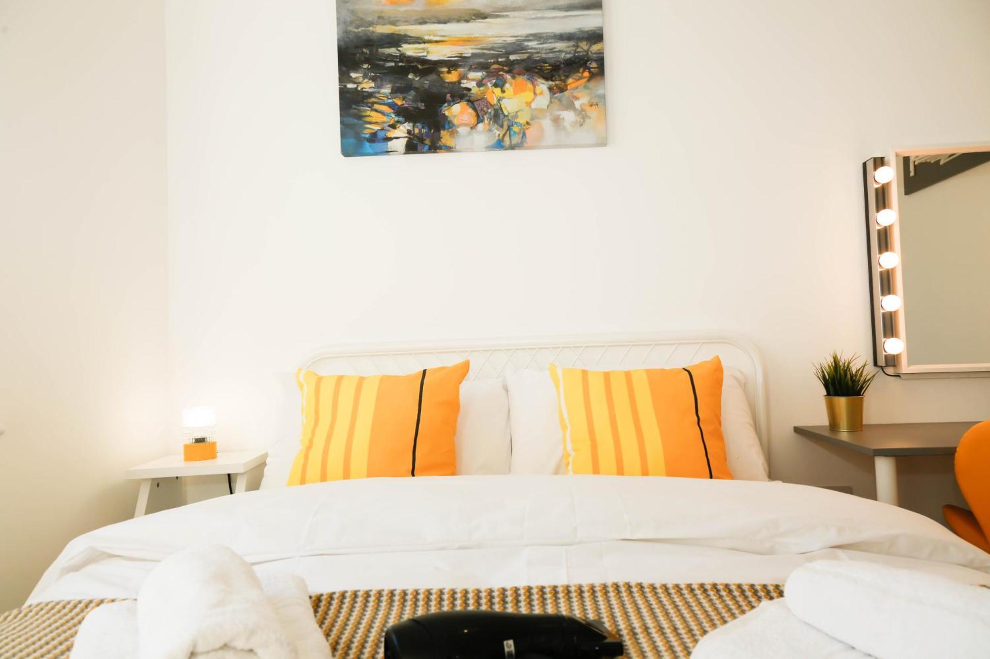 Luxury In Camden Town Near Shops, Cafes, Bars & Metro With Shared Bathrooms