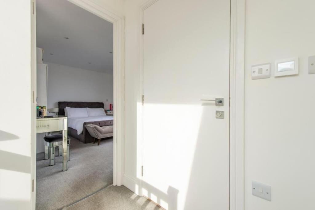 Modern Large 2 Bed Near Station * London