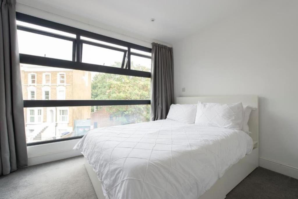 Modern Large 2 Bed Near Station Apartment London