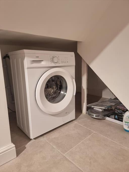 Apartment Entire Ground Floor Flat, Free Off-street Parking And Large Garden