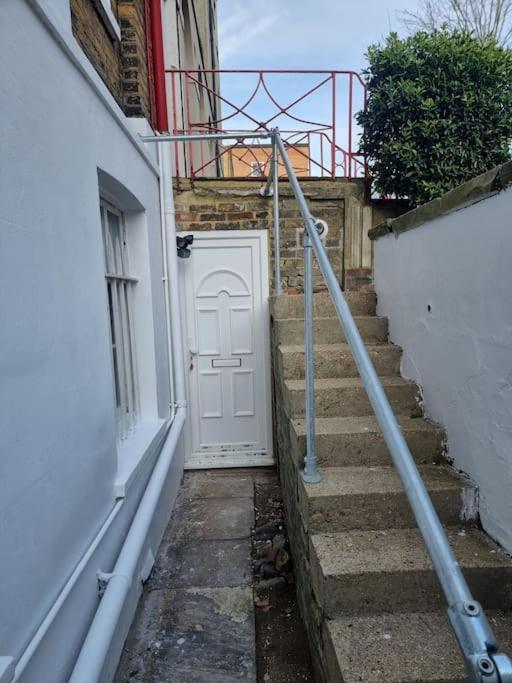 Apartment Entire Ground Floor Flat, Free Off-street Parking And Large Garden *