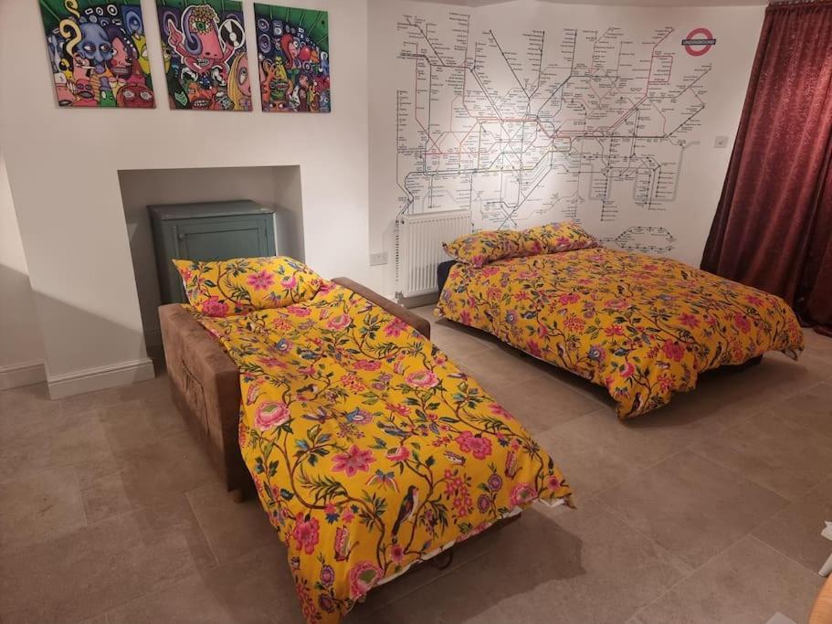 Entire Ground Floor Flat, Free Off-street Parking And Large Garden Apartment *