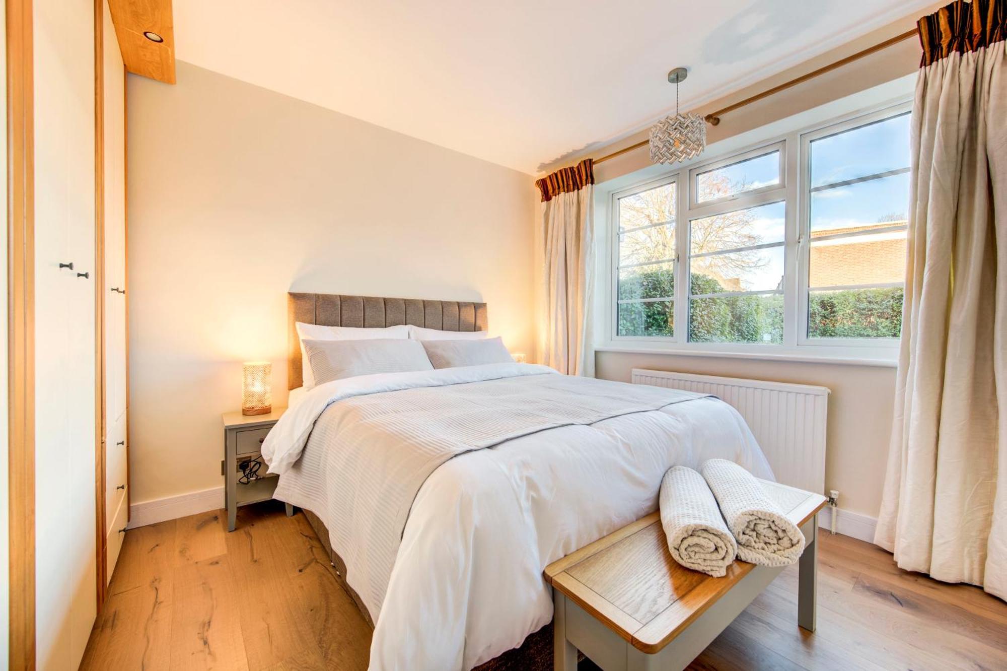 Charming Pitshanger Apartment London