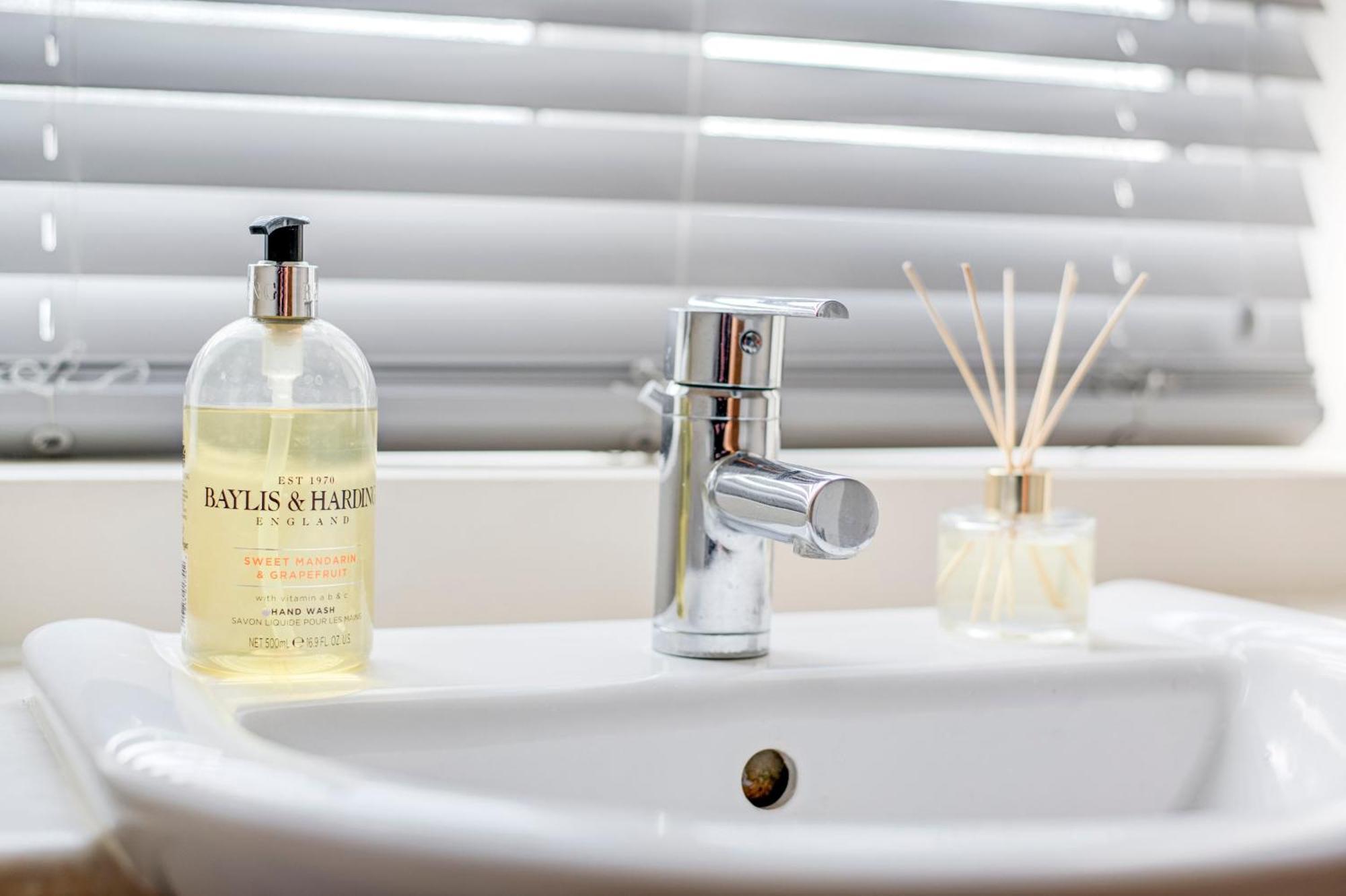 Charming Pitshanger Apartment London