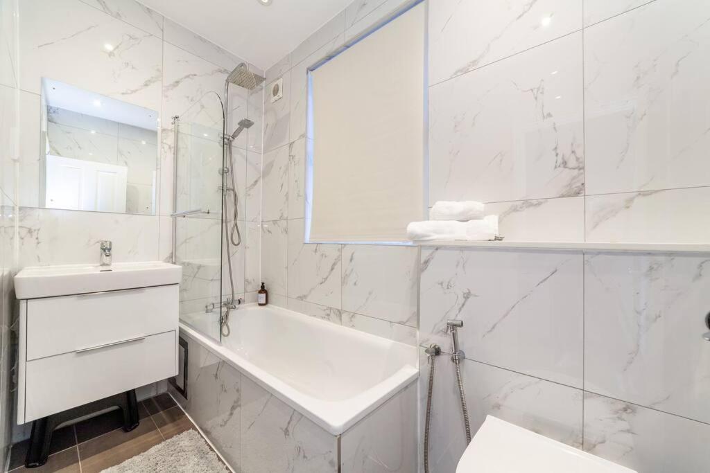 Sleek & Modern 2 Bd In - Sleeps 7 - Parking London