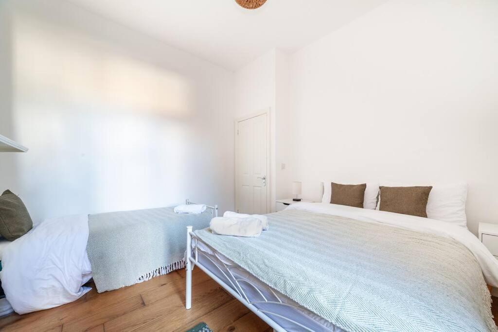 Sleek & Modern 2 Bd In - Sleeps 7 - Parking Apartment *