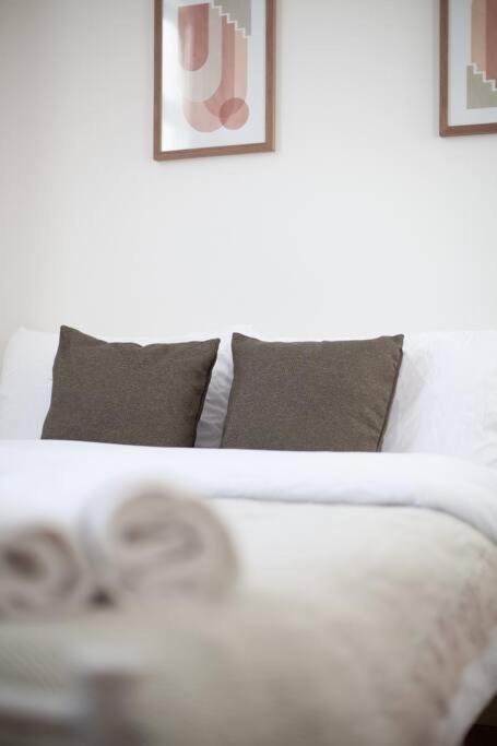 Sleek & Modern 2 Bd In - Sleeps 7 - Parking Apartment *