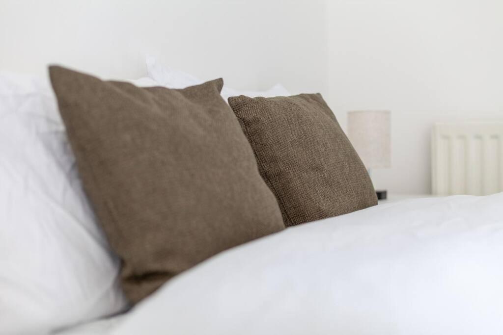 Apartment Sleek & Modern 2 Bd In - Sleeps 7 - Parking London