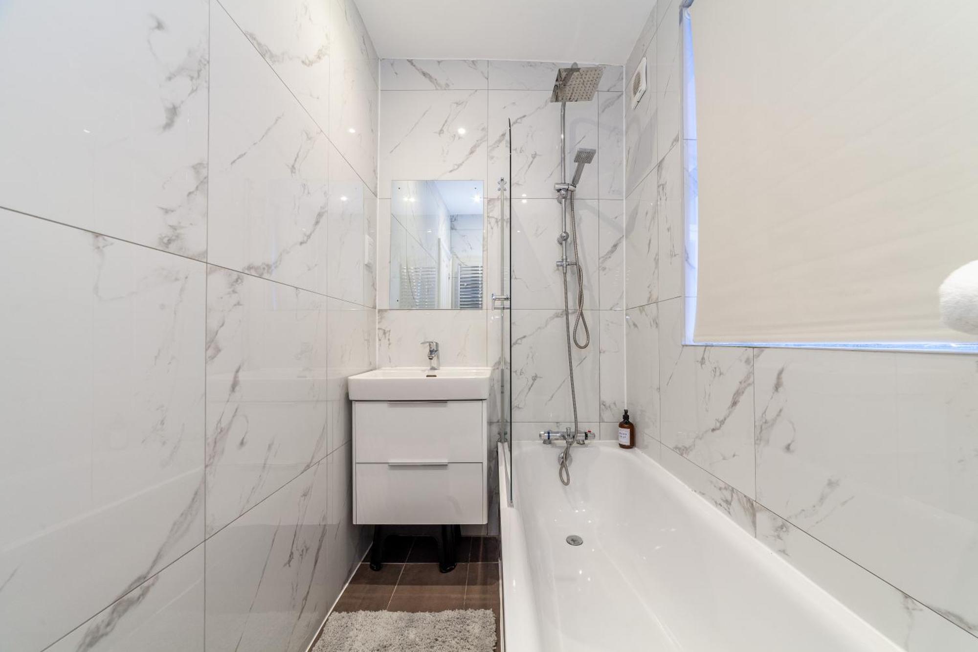 Sleek & Modern 2 Bd In - Sleeps 7 - Parking *