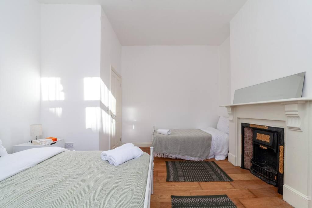 Apartment Sleek & Modern 2 Bd In - Sleeps 7 - Parking *