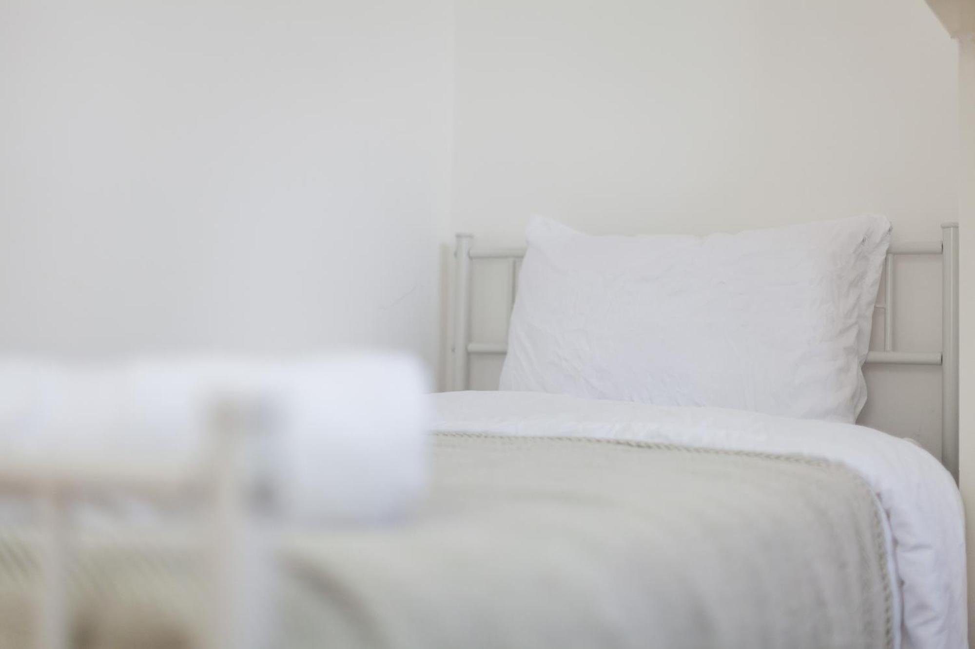 Sleek & Modern 2 Bd In - Sleeps 7 - Parking
