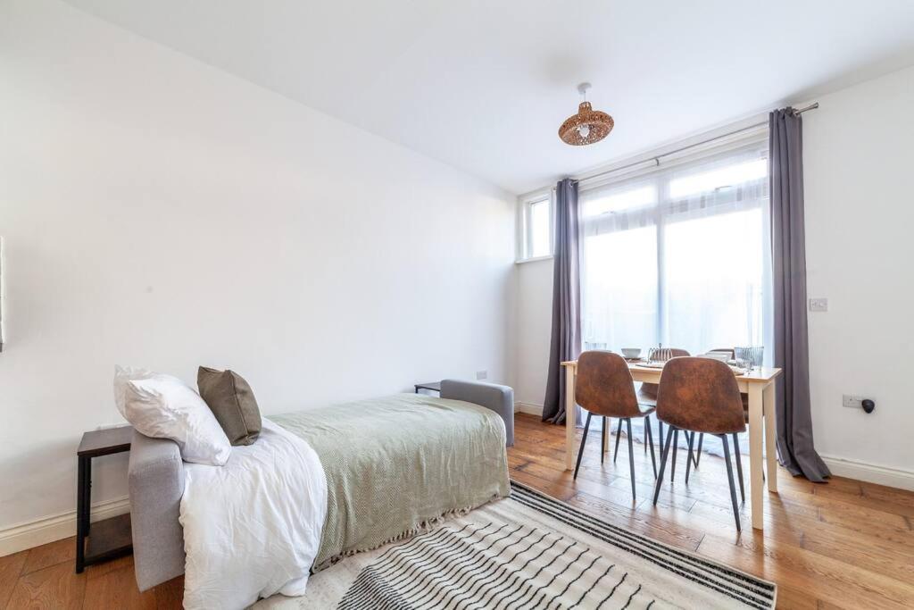 Apartment Sleek & Modern 2 Bd In - Sleeps 7 - Parking