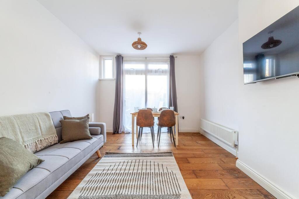 Sleek & Modern 2 Bd In - Sleeps 7 - Parking London