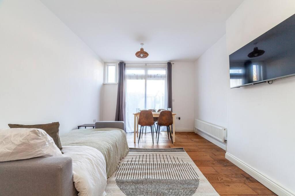 Sleek & Modern 2 Bd In - Sleeps 7 - Parking Apartment *