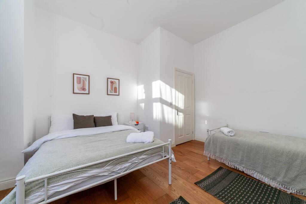 Apartment Sleek & Modern 2 Bd In - Sleeps 7 - Parking London