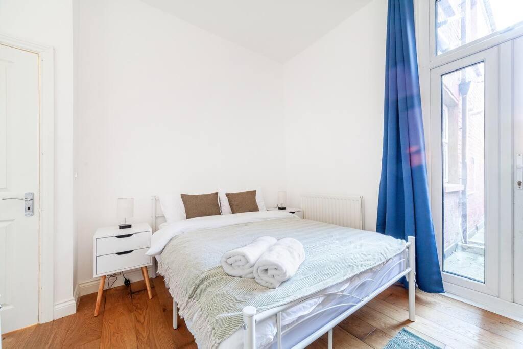Sleek & Modern 2 Bd In - Sleeps 7 - Parking Apartment London