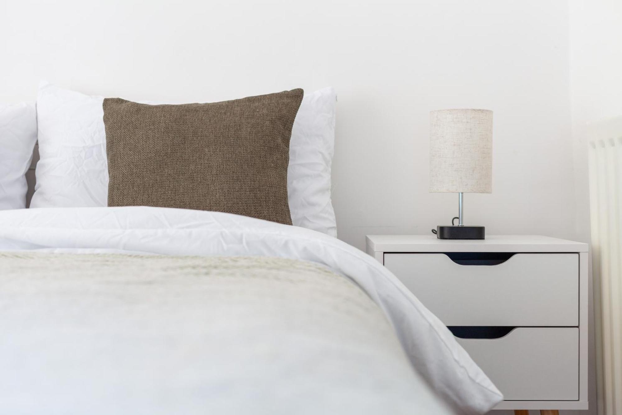 Sleek & Modern 2 Bd In - Sleeps 7 - Parking Apartment London