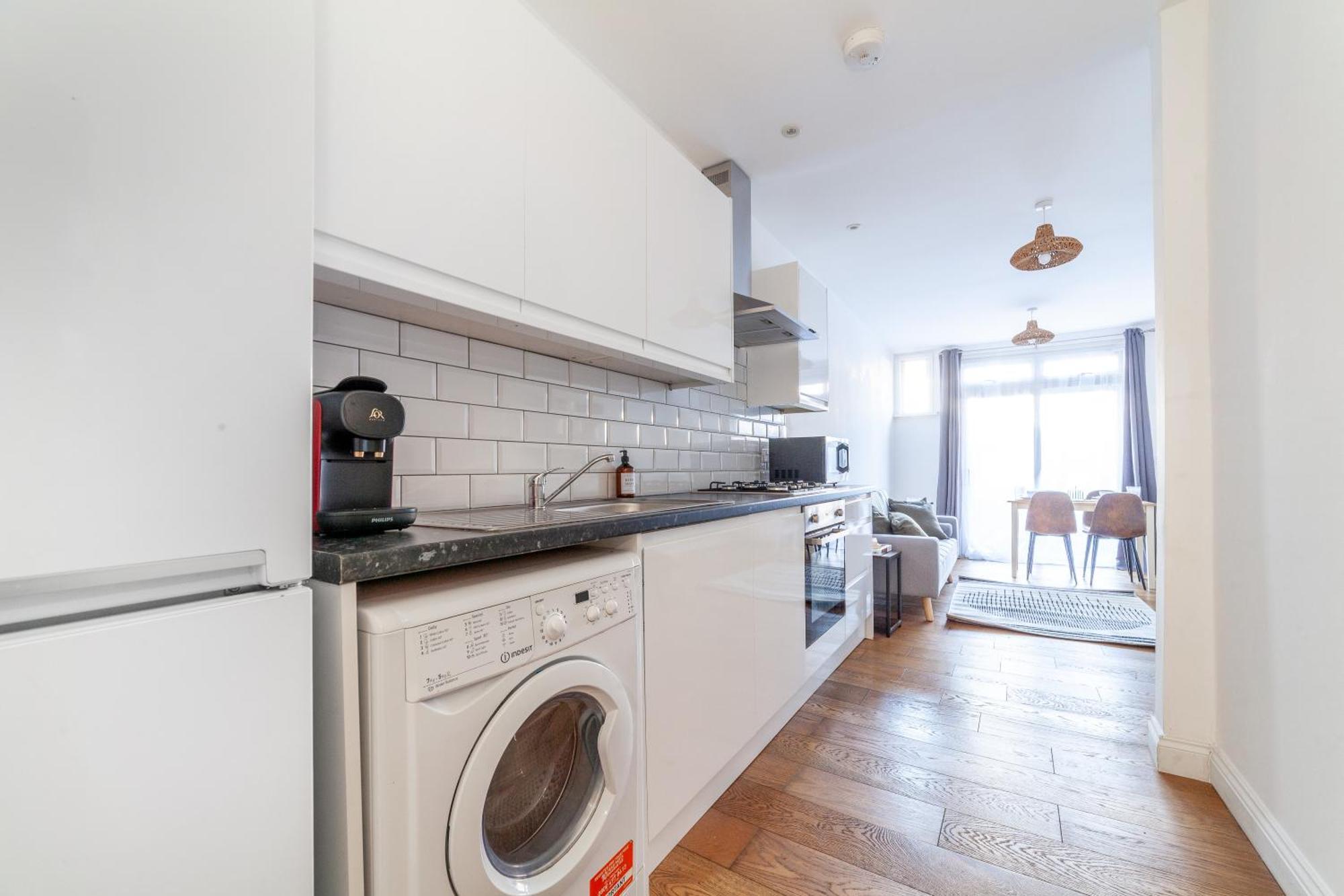 Apartment Sleek & Modern 2 Bd In - Sleeps 7 - Parking London