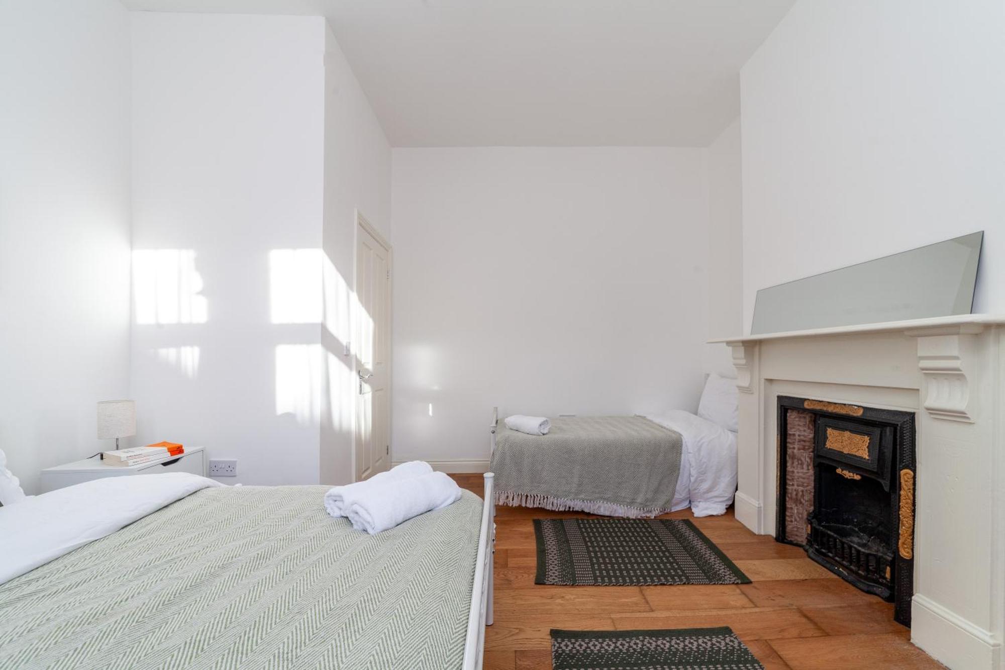 Apartment Sleek & Modern 2 Bd In - Sleeps 7 - Parking *