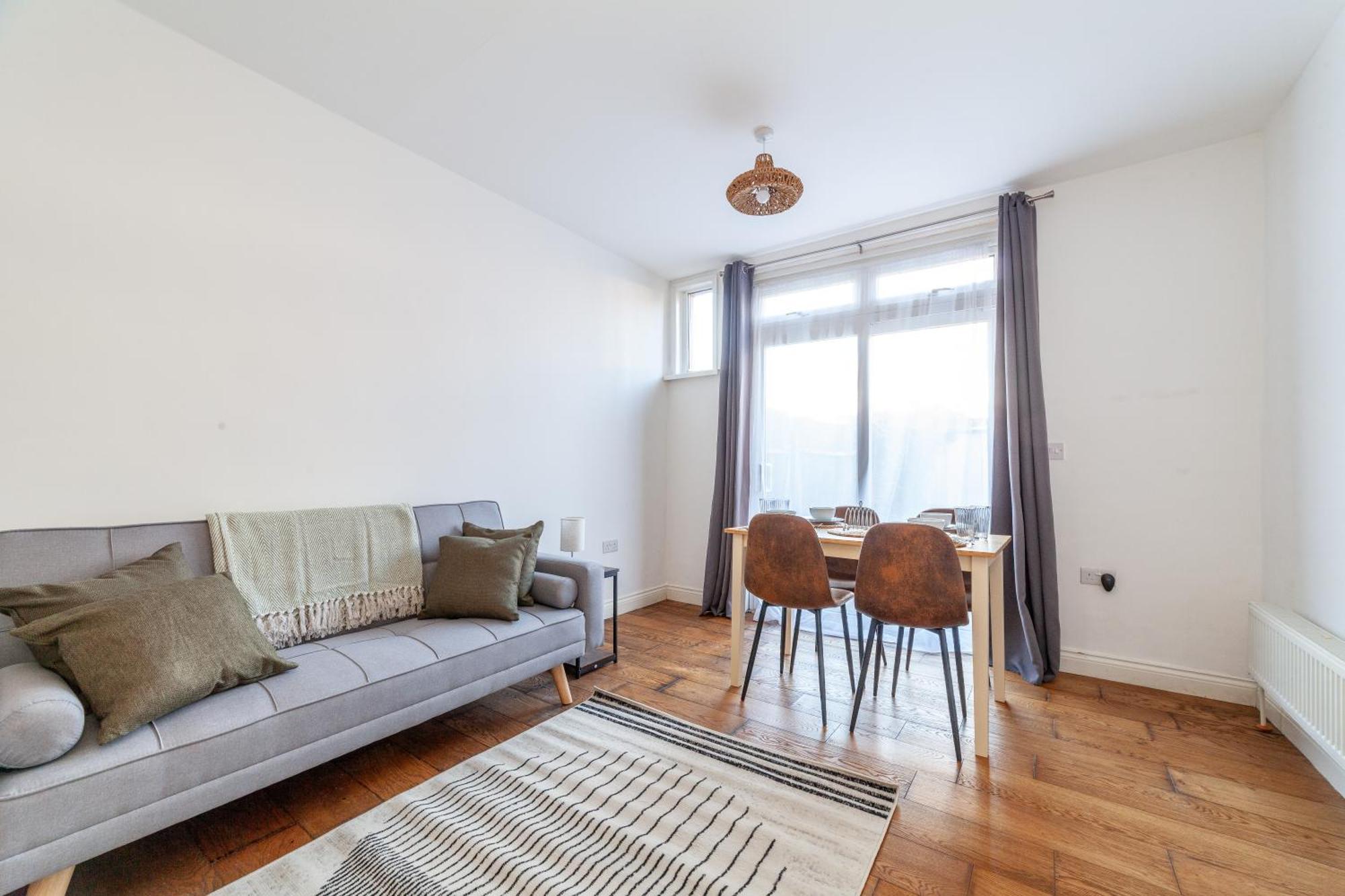 Sleek & Modern 2 Bd In - Sleeps 7 - Parking * London