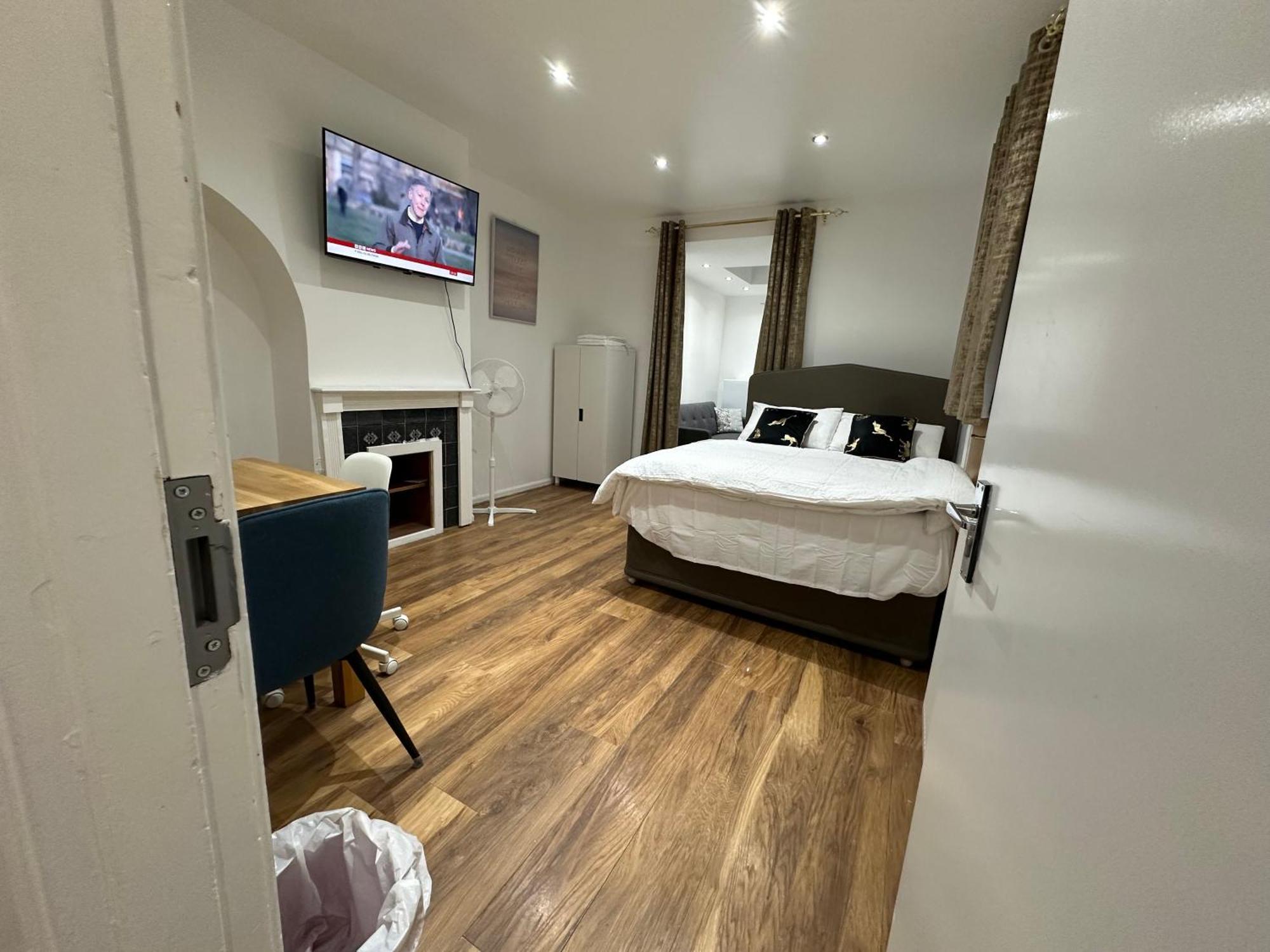 4th Flat With Private Own Bathroom A Luxury Family Setup And Furnished With Double Bed A Double Futon-sofa Bed A Single Futon Bed A Baby Cot And Garden And Free Parking Apartment London