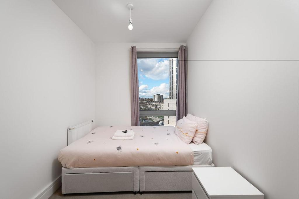 Modern Serviced 3-bedroom Flat In East Apartamento Londres