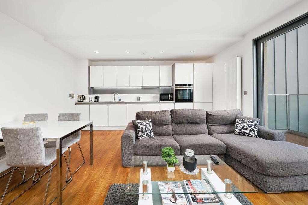 Modern Serviced 3-bedroom Flat In East Apartamento Londres