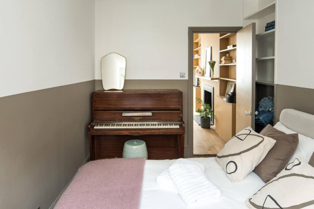 Apartment Westbourne Gardens London